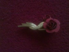 Brosche mit roter Porzellanrose