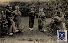 Ak Auvergne, Tanzpaare in Tracht, Holzschuhe, Mann mit Drehleier - 4835905