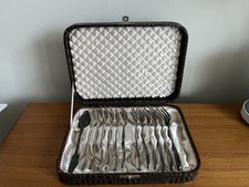 12 Kuchengabeln + 1 Löffel im Besteckkasten versilbert Punze 40 Ährenmuster