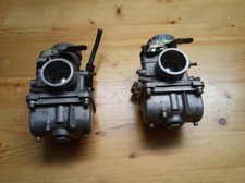 zwei Vergaser aus einer Yamaha