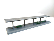 Pola - Bahnsteig Dach Bänke - Spur N - Gebäude Häuser Haus ---- CO 1522