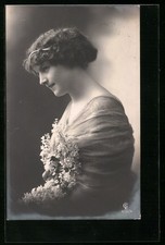 Foto-AK GL Co 4731 /4: Hübsche Frau mit Blumen 1915 