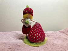 Erdbeerelli – mit handgegossener Erdbeere Waldorf Fee nadelgefilzt handgefertigt