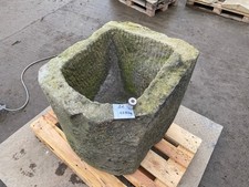 Alter Brunnen aus grauem SandsteinBrunnen Trog Steintrog