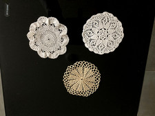 Handarbeit 3 kleine gehäkelte Zier-Deckchen ca. 10 + 11 cm beige ecru vintage