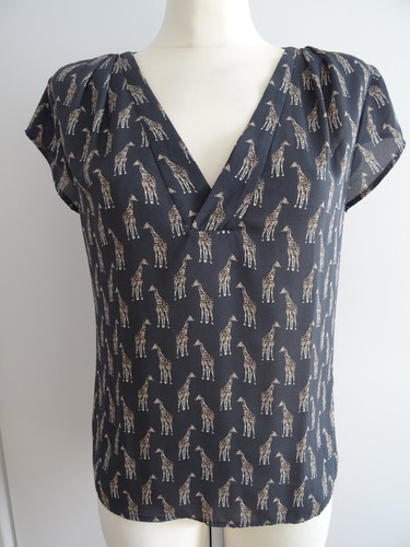 Dunkelgraue bluse mit - bluse, giraffen