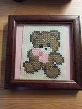 selbstgemachtes Stickbild im Bilderrahmen Teddybär 10,5 cm x 10,5 cm altersgemäß