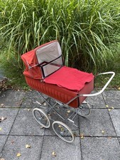 Vintage Puppenwagen in rot–