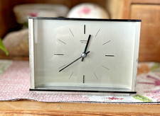 Massive Tischuhr, Fa