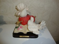 Skulptur - Taubenpaar auf dem Buch & Herz