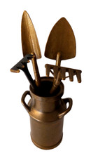 Miniatur Milchkanne mit Gartenwergzeug/Dekokanne/Messing/Vintage