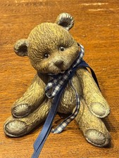 Gießkeramik handbemalt Teddybär sitzend ca. 10,5 cm hoch, 12 cm breit