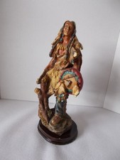 Figur, Indianer, mit Tomahawk und Schild, ca.16cm, Kunststoff auf Holzsockel