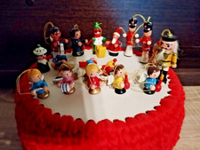 17 kleine verschiedene Holzfiguren - Engel - Schlittschuh  -Weihnachtsmänner