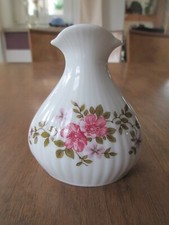 Niedliche Eschenbach Bavaria Porzellan Tischvase weiß Rosenblüten Dekor