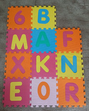 Puzzlematte mit zahlen und - mit,