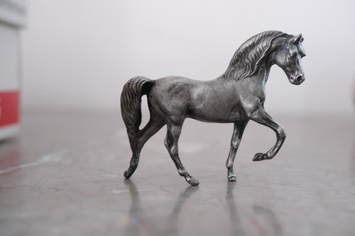Pferdefigur aus metall - pferdefigur,