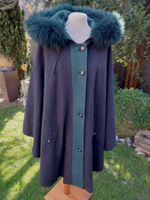 Schönes Cape Trachen Umhang mit Kaputze und gefärbter Pelzkragen 80% Schurwolle