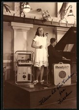 Fotografie junge Sängerin mit Equipment Olympia Radio - Lautsprecher & Verstärk 