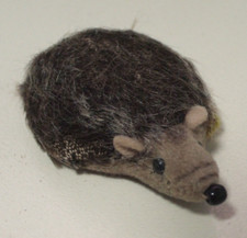 kleine original Steiff Maus mit Fahne; Länge 60 mm  /  sehr gut