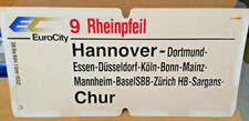 großes Zuglaufschild: EuroCity  EC 9 Rheinpfeil /InterCity  IC 543 Niedersachsen