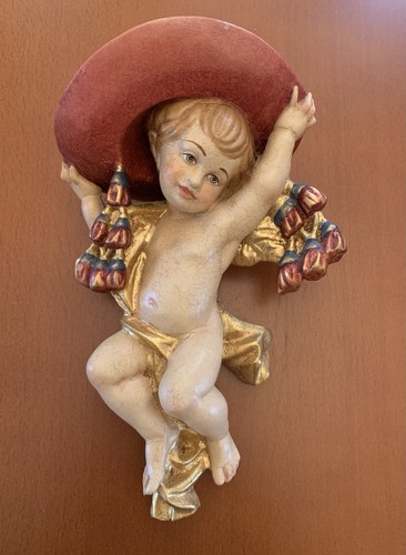 Antike putto mit kardinalshut - mit,