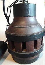1 sehr  Dekorative Lampe in Wagenradnabe mit Kette sehr guter Zustand