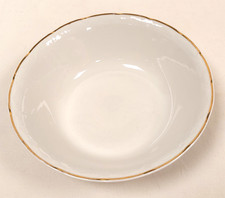 weiße Schüssel mit Goldrand