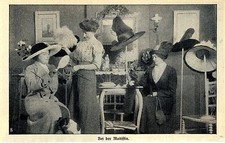 Bei der Modistin Französisches Landleben Historisches Bilddokument von 1912