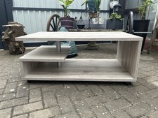 Kleiner rollbarer Stubentisch aus Holz Mit Hellgrauer Echtholzmaserung