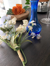 1 kleine DEKO Vase ca. 16 cm hoch, blau mit Kunstblumen, gebraucht