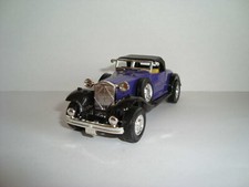 Oldi-Auto mit Schwungrad, violette Oldtimer-Limusine, Metallausführung