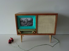 Fernseher leuchtet Puppenstube