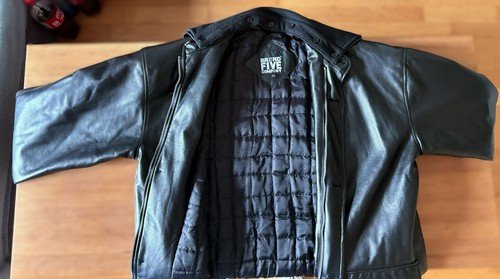 Schwarze lederjacke - schwarze,