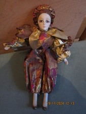 Kleine Harlekin Puppe sitzend, ca. 14cm hoch, Kopf-,Arme u. Beine Porzellan