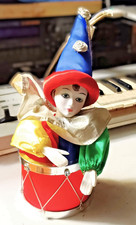 Spieluhr Clown Harlekin auf Trommel, mit Porzellankopf, 26 cm hoch