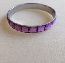 Armreif Damen Silber Farbe mit Lila Kunststeinen guter Zustand DM 7 Cm 