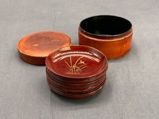 CHINA LACKDOSE MIT 12 TELLERCHEN HÖHE 5cm DURCHMESSER 9cm