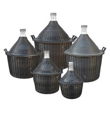 Weinballon im Kunststoffkorb