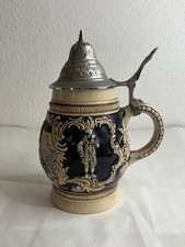 Bierkrug mit Zinndeckel Relief