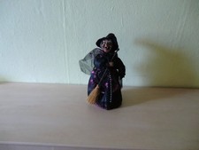 30 cm große schwarze stehende Hexe mit Besen Schleier und Hut 