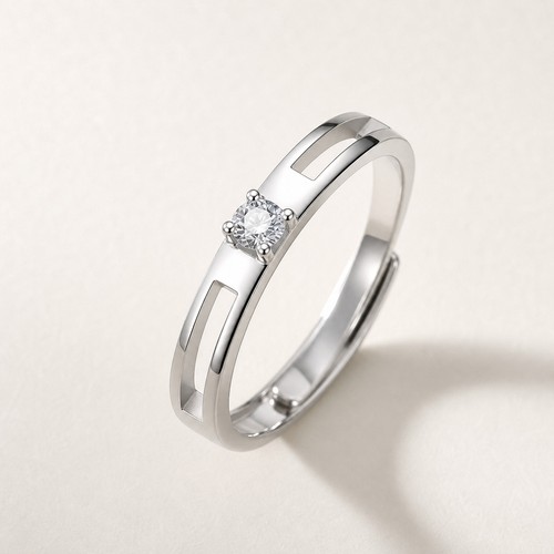 Silberfarbener ring mit - ring,