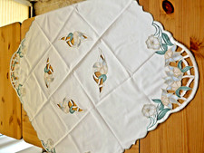 22) OMAS WÄSCHESCHRANK  WUNDERBARE MITTELDECKE  AUFGESTICKTE TULPEN MAIKÄFER