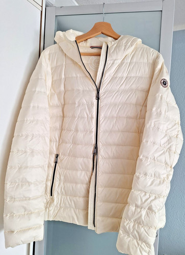 Cremefarbene daunejacke der - daunejacke,