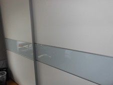 Wandschrank mit 2 großen Schiebetüren (weiß-graue Glaselemente)