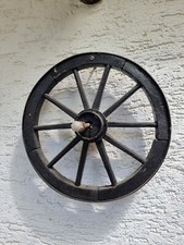 Massives, altes Wagenrad aus