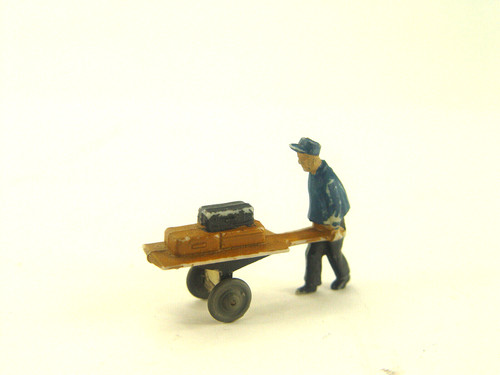 Dienstmann mit gepäckwagen - dienstmann,