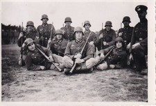 Foto - Soldaten mit Stahlhelm