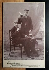 2 junge Männer als Schüler 