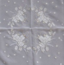 weiße Tischdecke Mitteldecke 80 x 80 cm, bestickt mit Goldfaden Weihnachtsmuster